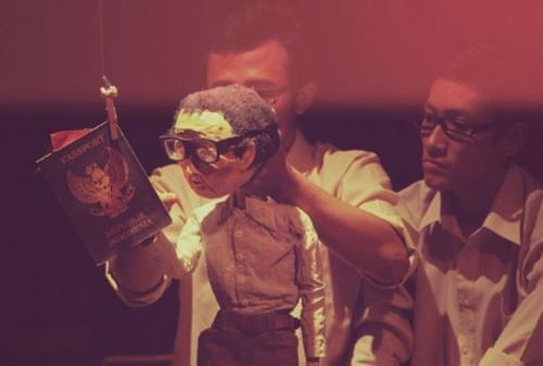 Papermoon Puppet Beri Jiwa Pada Obyek Biasa